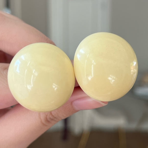 Vintage Christian Dior 1973 Round Cream Yellow Pour Glass Cabochon Clip Earrings - Picture 1 of 7